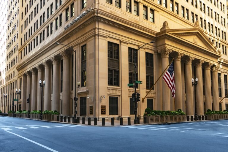 Federal Reserve Bank building with columns and a flag, illustrating the FOMC rate decision
